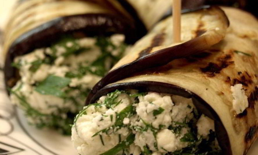 Рецепт экспресс рулетики из баклажан с зеленым творогом