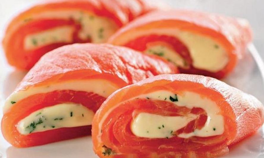 Рецепт закусочные рулеты из семги с сырной начинкой