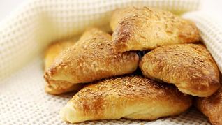 Самса из слоеного теста с курицей