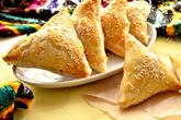 Самса из слоеного теста с мясным фаршем
