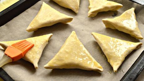 самса из слоеного теста с мясным фаршем