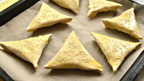 самса из слоеного теста с мясным фаршем