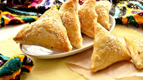 самса из слоеного теста с мясным фаршем