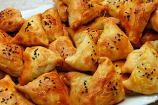 Самса из слоеного теста с мясом
