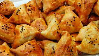 Самса из слоеного теста с мясом