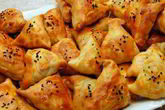 Самса из слоеного теста с мясом