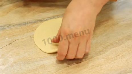 самса с фаршем из слоеного теста