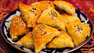 Самса с тыквой из слоеного теста