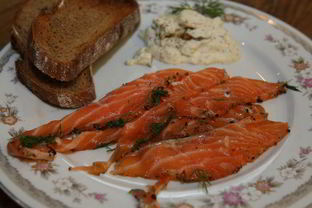 Семга, маринованная в джине с можжевельником