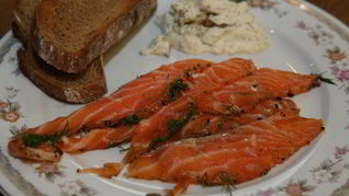 Семга, маринованная в джине с можжевельником