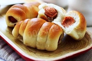 Сосиски запеченные в дрожжевом тесте