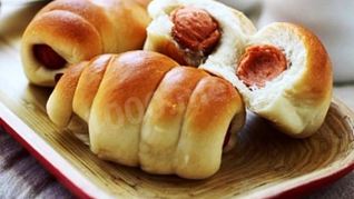 Сосиски запеченные в дрожжевом тесте