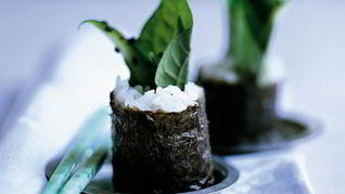 Суши с салатом из водорослей