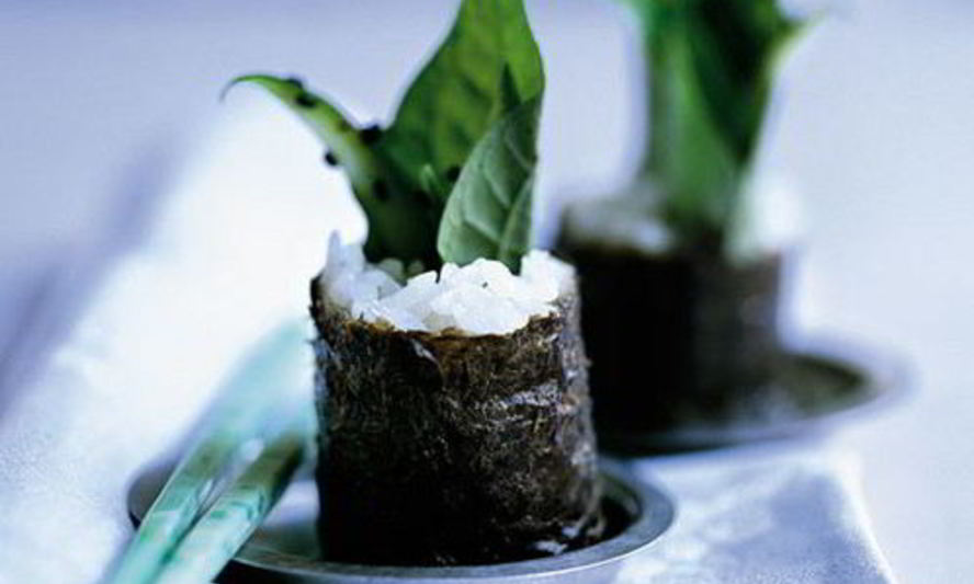 Рецепт суши с салатом из водорослей