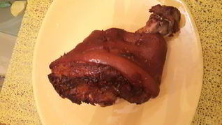 Свиная рулька, маринованная в темном пиве, вепрево колено