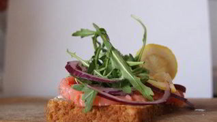 Датский открытый сэндвич с красной рыбой