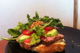 Датский открытый сэндвич с ростбифом