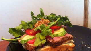 Датский открытый сэндвич с ростбифом