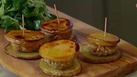 картофельные мини-сэндвичи с котлеткой из ягнятины