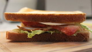 Клаб-сэндвич с беконом, яйцом и сыром