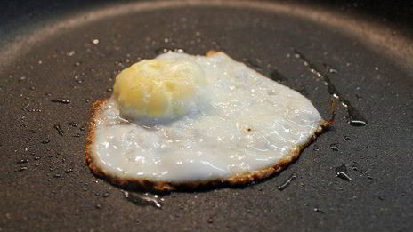 клаб-сэндвич с беконом, яйцом и сыром