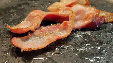 клаб-сэндвич с беконом, яйцом и сыром