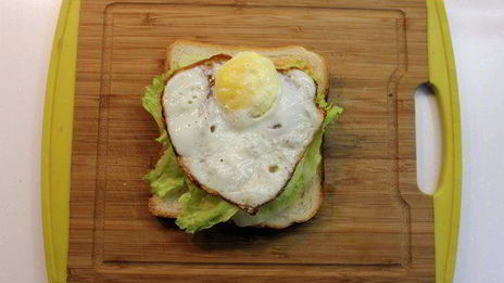 клаб-сэндвич с беконом, яйцом и сыром