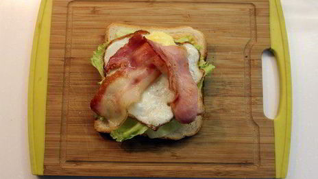 клаб-сэндвич с беконом, яйцом и сыром