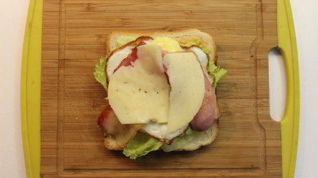 клаб-сэндвич с беконом, яйцом и сыром