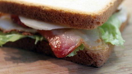 клаб-сэндвич с беконом, яйцом и сыром