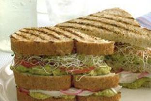 Клаб сэндвич с курицей, авокадо и люцерной