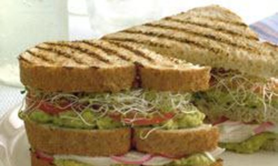 Рецепт клаб сэндвич с курицей, авокадо и люцерной