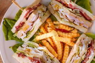 Клаб-сэндвич с курицей и беконом