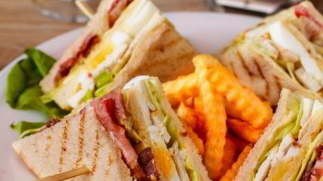 клаб-сэндвич с курицей и беконом