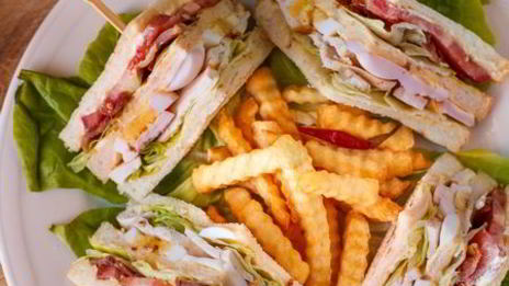 клаб-сэндвич с курицей и беконом