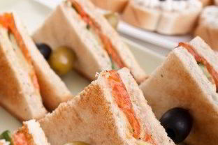 Легкие сэндвичи с авокадо и копченым лососем