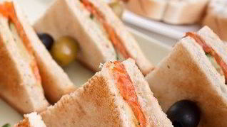 Легкие сэндвичи с авокадо и копченым лососем