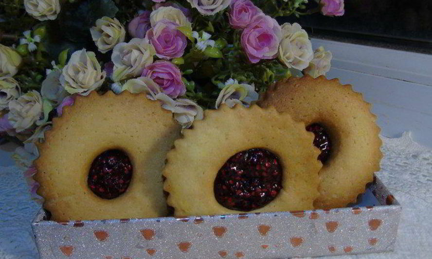 Рецепт мини-сэндвичи с малиновым конфитюром