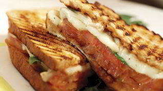 Поджаренный сэндвич с моцареллой и помидорами