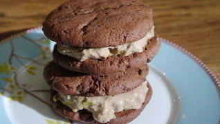 Шоколадные сэндвичи с фисташковым мороженым