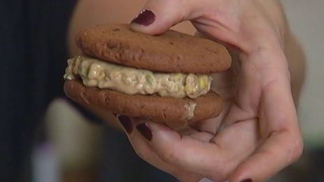 шоколадные сэндвичи с фисташковым мороженым