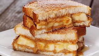 Сладкий сэндвич с шоколадом и грушей