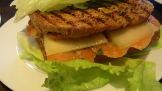 Сэндвич-гриль с копченым лососем и сыром