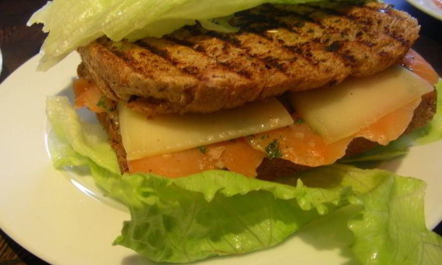 Рецепт сэндвич-гриль с копченым лососем и сыром