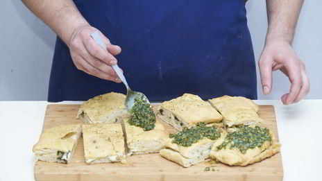 сэндвич из домашней фокаччи с ветчиной