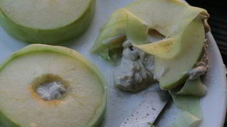 Сэндвич из яблока с сельдью по-кончаловски