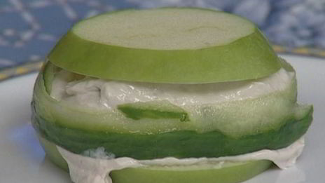 сэндвич из яблока с сельдью по-кончаловски