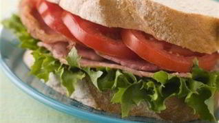 Сэндвич по-американски с беконом, томатами и салатом