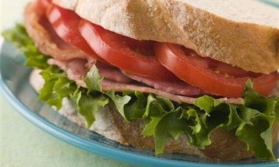 Рецепт сэндвич по-американски с беконом, томатами и салатом