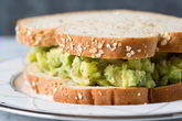Сэндвич с авокадо и курицей